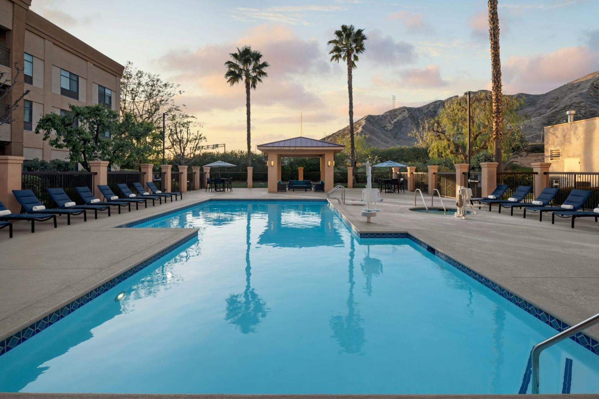 Courtyard By Marriott Santa Clarita Valencia Hotel Ngoại thất bức ảnh